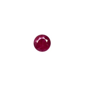 Peut inclure: Une pierre précieuse de rubis rouge foncé avec une taille facetée.