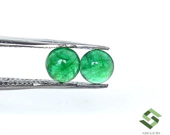 Paar natuurlijke smaragdgroene cabochons: onbehandelde losse edelstenen