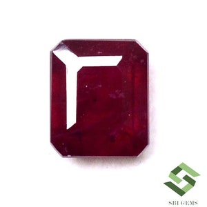 Peut inclure: Une pierre précieuse de couleur rouge foncé taillée en émeraude avec une finition polie.