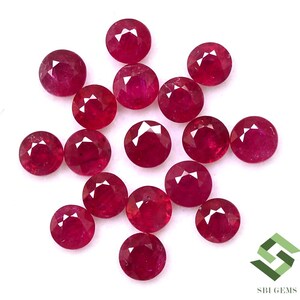 Puede incluir: Una colección de 15 piedras preciosas de rubí redondas y rojas. Las piedras preciosas son facetadas y tienen un acabado pulido.