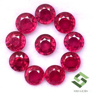 Puede incluir: Diez piedras preciosas redondas de rubí rojo. Las piedras preciosas están facetadas y tienen un acabado pulido.