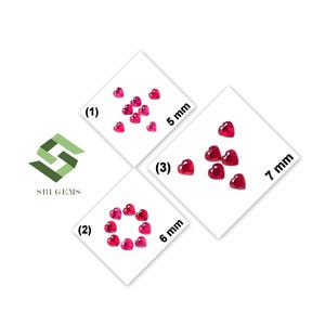 Könnte beinhalten: Eine Sammlung kleiner, facettierter, herzförmiger roter Edelsteine, die in drei verschiedenen Gruppen angeordnet sind, die mit (1), (2) und (3) gekennzeichnet sind. Die Gruppen entsprechen den Größen 5 mm, 6 mm und 7 mm. Das SBI GEMS Logo ist links.
