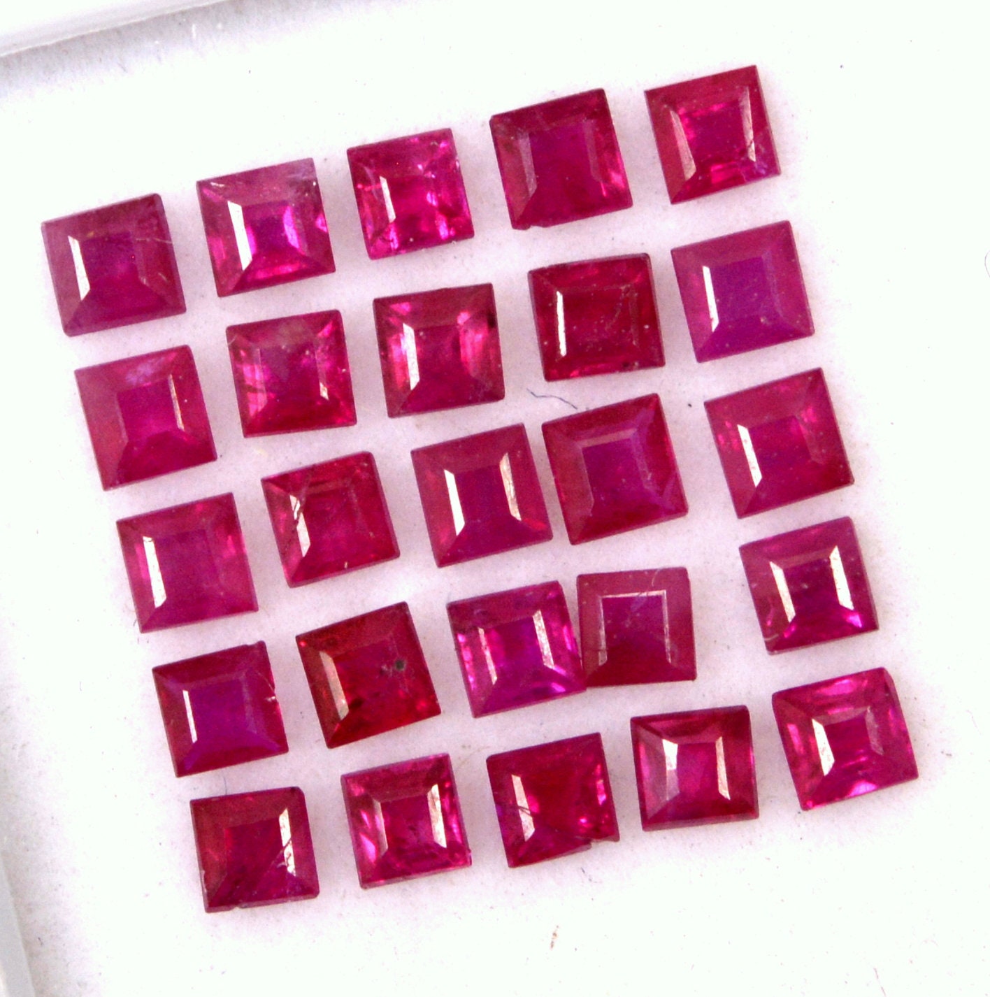 Rubis Naturels Calibrés Carrés 2.4mm - Qualité AA, Rouge Sang, Non Traités - Birmanie