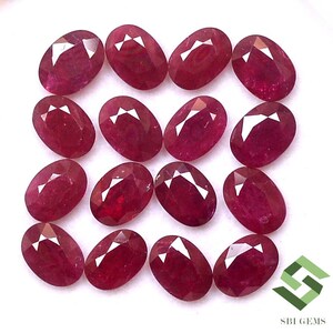 Puede incluir: Una colección de 16 piedras preciosas de rubí de forma ovalada. Los rubíes son de color rojo intenso y tienen un corte facetado.