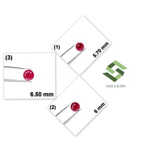 Puede incluir: Tres rubíes rojos redondos y facetados sostenidos por pinzas de metal. Cada rubí está etiquetado con su diámetro: 5,70 mm, 6 mm y 6,50 mm. La imagen incluye el logotipo de SBI GEMS, con un diseño geométrico verde y el texto SBI GEMS.