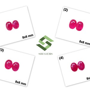Può includere: Quattro set di due rubini rosa vibrante taglio ovale, numerati da uno a quattro e contrassegnati con dimensioni di 8x6 mm. Il logo centrale presenta una forma geometrica verde stilizzata sopra il testo SBI GEMS.
