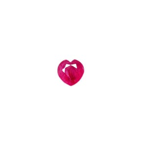 Puede incluir: Una piedra preciosa de rubí en forma de corazón de color rojo intenso.