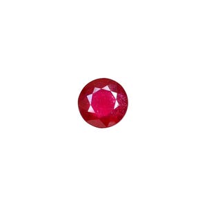 Puede incluir: Una piedra preciosa redonda de color rojo con un corte facetado.
