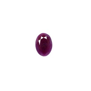 Könnte beinhalten: Ein ovaler Edelstein in tiefroter Farbe mit einem facettierten Schliff.