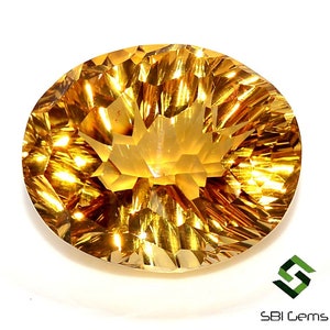 Puede incluir: Una piedra preciosa grande, de forma ovalada, de color amarillo dorado con un corte facetado. La piedra preciosa tiene un acabado brillante.