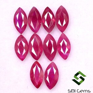 Può includere: Dieci pietre preziose sciolte, sfaccettate, a forma di marquise, di colore rosso rubino. Le pietre preziose sono disposte in due file di cinque.