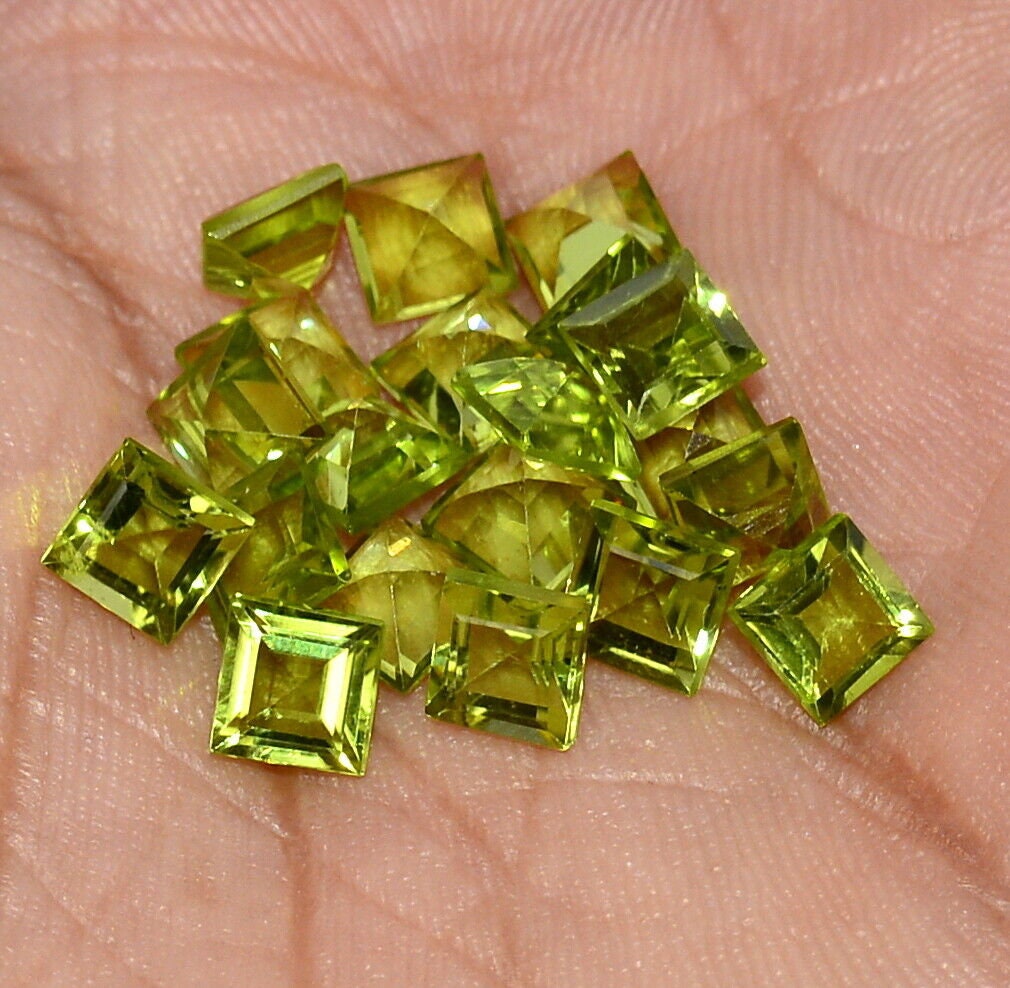 Lot De 25 Pierres Précieuses Péridot Naturel - Coupe Carrée 5mm - 17,75 Carats - Pour Création De Bijoux