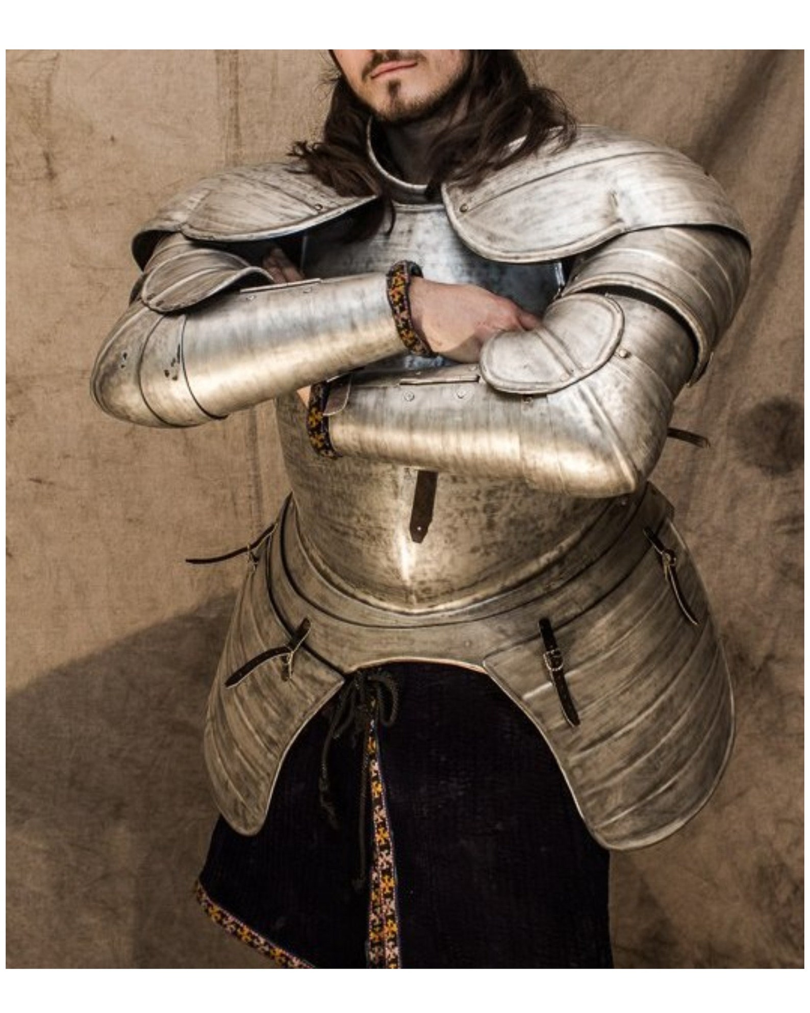 простые доспехи. мастер доспехов. доспехи филиппо негроли. миланский доспех мастера помпео делла чиеза. мастер доспехов.