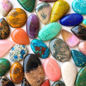 Set di 50 cabochon di pietre preziose naturali per la creazione di gioielli e kit per principianti, cabochon di cristallo, regalo per artisti del macramè e argentieri.