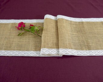 Camino de mesa de arpillera con ribete de encaje: decoración rústica para bodas