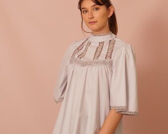 Katoenen top met klokmouwen: grijze blouse met kloskant en kant