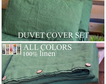 Op de afbeelding: Een groene linnen dekbedovertrekset met houten knopen. De set bevat een dekbedovertrek en twee kussenslopen. De tekst "DUVET COVER SET" en "ALL COLORS 100% linen" is zichtbaar in de afbeelding. Een staalkaart met verschillende kleuren is te zien in de afbeelding.