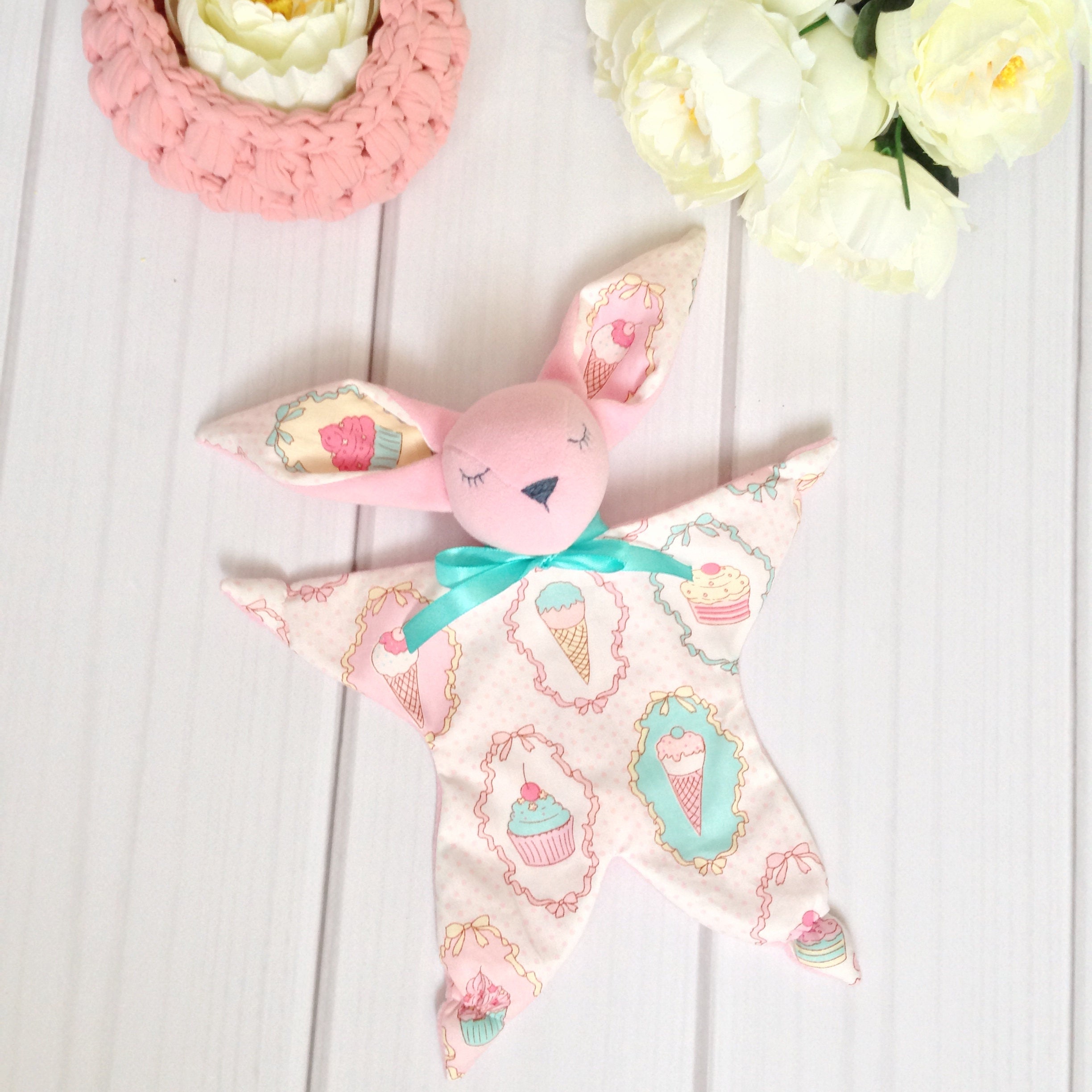 SOFT TOUCH BABY COMFORTER BLANKET BOY GIRL TAGGY-BLUE//WHITE//CREAM OR PINK NEW