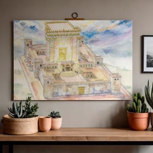 Può includere: Un dipinto ad acquerello di un edificio con una porta dorata e luce radiante. L'opera d'arte è esposta su una parete sopra un tavolo di legno con piante in vaso. Il dipinto raffigura una struttura architettonica dettagliata.