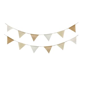 Könnte beinhalten: Eine Girlande aus Burlap- und weißen Dreiecksflaggen, die aneinandergereiht sind. Die Flaggen wechseln die Farbe.