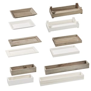 Könnte beinhalten: Satz mit zehn Holztabletts in zwei Farben: Naturholz und Weiß. Die Tabletts sind rechteckig und in verschiedenen Größen erhältlich. Einige Tabletts haben Seiten, während andere flach sind.