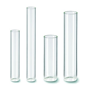 Könnte beinhalten: Vier klare Glas-Reagenzgläser in verschiedenen Größen, die auf einem weißen Hintergrund stehen.