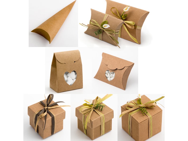 Op de afbeelding: Assortiment van bruine kartonnen cadeaudoosjes in verschillende vormen en maten. Sommige doosjes hebben een hartvormig venster, terwijl andere zijn versierd met groen lint en bloemen. De doosjes zijn perfect voor kleine cadeautjes of lekkernijen.