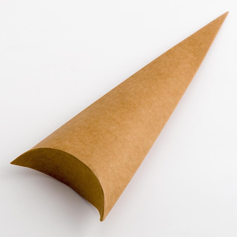 Op de afbeelding: Een bruine papieren kegel, gevouwen en klaar om te vullen. Deze kegel is perfect voor het verpakken van kleine cadeautjes of lekkernijen.