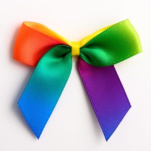 Könnte beinhalten: Eine dekorative Schleife aus glattem, glänzendem Band mit einem lebendigen Regenbogenverlauf. Die Farben gehen von Orange und Gelb an den oberen Schlaufen zu Grün, Blau und Violett an den beiden nach unten hängenden Bändern über.