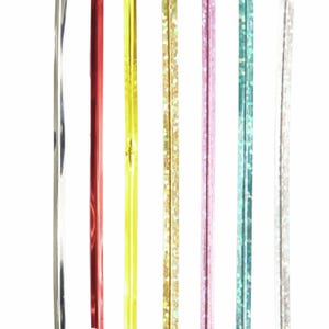 Könnte beinhalten: Vertikale Anordnung von bunten, glänzenden Bändern. Die Bänder umfassen Silber, Rot, Gelb, Goldglitter, Rosa, türkisglitzer und Silber. Die Bänder befinden sich vor einem weißen Hintergrund. Diese Bänder eignen sich zum Geschenkverpacken, Basteln oder für Partydekorationen.
