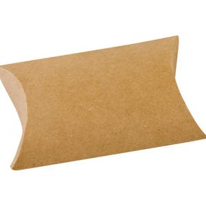 Op de afbeelding: Een bruine papieren kussenbox, perfect voor het verpakken van kleine cadeautjes of attenties.