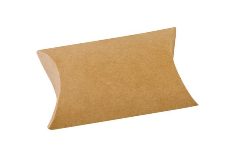 Op de afbeelding: Een bruine papieren kussenbox, perfect voor het verpakken van kleine cadeautjes of attenties.