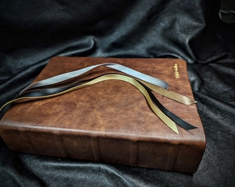 Chèvre ou vache et agneau personnalisés - Vous choisissez la nouvelle traduction exacte de la Bible de votre choix (King James, NKJV, NASB, NIV, etc.)