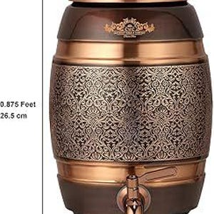 Puede incluir: Un dispensador de bebidas con forma de barril en color cobre con una capacidad de 5 litros. Presenta un intrincado patrón en relieve en el centro, un pomo de tapa dorado y un grifo a juego. Las dimensiones son 26,5 cm de alto y 17,75 cm de ancho.