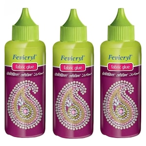 Op de afbeelding: Drie flessen Fevicryl textiellijm. Elke fles heeft een groene dop en een lichtgroene body met een paarse basis. Het etiket leest "textiellijm" en heeft een paisley-ontwerp.