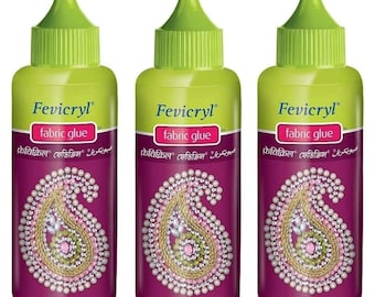 Puede incluir: Tres botellas de pegamento para tela Fevicryl. Cada botella tiene una tapa verde y un cuerpo verde claro con una base morada. La etiqueta dice "pegamento para tela" y presenta un diseño de cachemira.