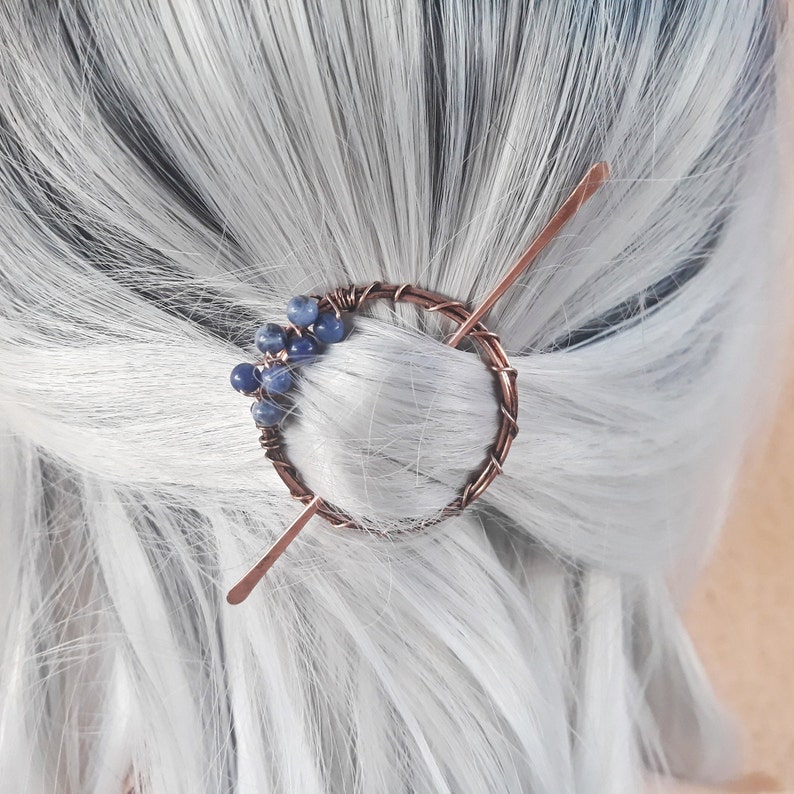 pequeña pinza para el cabello fino, pequeña barreta circular de alambre de cobre con cuentas de sodalita imagen 6