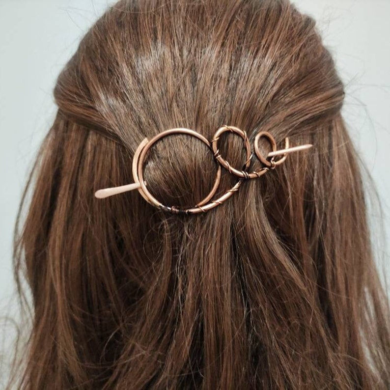 Keltische haarclip voor fijn haar in koper, messing of Duits zilverdraad, handgemaakte spiraalvormige haarspeld voor vrouwen, koperdraad haarbroodje afbeelding 1