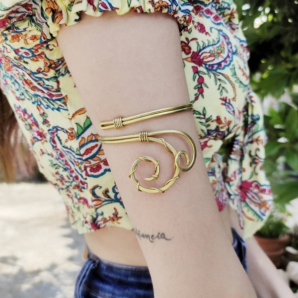 Golden upper arm cuff for summer Goddess Greek upper arm jewelry, Wire wrap personalized arm bracelet, Spiral arm band for women