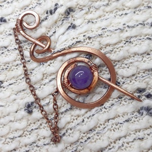 Amethyst shawl pin for woman, copper wire wrap spiral scarf pin in Art Deco style, vintage brooch gift for mom