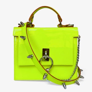 Bolso Alpha De Charol Verde Amarillo Neón