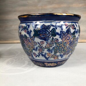 New England Pottery Ming Design Ceramic Cache Pot 1980’s Petite Asian Planter in Blue with pink & blue floral and gold trim