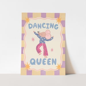 Op de afbeelding: Een vrolijke kunstprint met een dansende muis. De muis draagt een blauw shirt met sterren en een roze broek. De woorden "DANCING QUEEN" staan in het blauw. De print heeft een gestreepte rand met sterren.