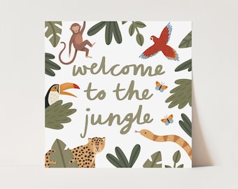 Op de afbeelding: Vierkante print met een junglethema, met een toekan, aap, papegaai, luipaard en slang. De woorden "welcome to the jungle" zijn in groene letters geschreven. Vlinders en groene bladeren maken het ontwerp op een witte achtergrond compleet.