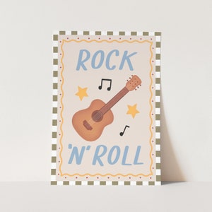 Peut inclure: Une affiche beige avec une bordure à carreaux blancs et bruns. L'affiche a un fond brun clair avec les mots "ROCK 'N' ROLL" en texte bleu. Une guitare acoustique brune avec une étoile jaune et des notes de musique se trouve au centre de l'affiche.