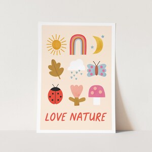 Könnte beinhalten: Eine farbenfrohe Illustration von Naturelementen, darunter eine Sonne, ein Regenbogen, ein Mond, eine Wolke, ein Blatt, ein Schmetterling, ein Marienkäfer, eine Blume und ein Pilz. Der Text "LOVE NATURE" ist unten in Rot geschrieben.