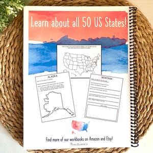Puede incluir: Un cuaderno con espiral con el texto "Learn about all 50 US States!" en la portada. La portada presenta arte de acuarela en tonos azules y naranjas. En el interior hay hojas de trabajo con mapas y datos estatales. La parte inferior dice "Find more of our workbooks on Amazon and Etsy!"