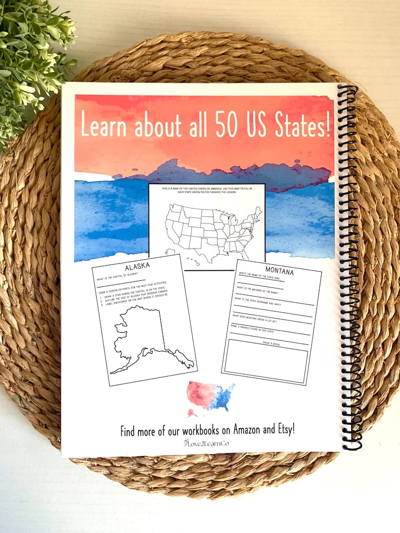 Puede incluir: Un cuaderno con espiral con el texto "Learn about all 50 US States!" en la portada. La portada presenta arte de acuarela en tonos azules y naranjas. En el interior hay hojas de trabajo con mapas y datos estatales. La parte inferior dice "Find more of our workbooks on Amazon and Etsy!"
