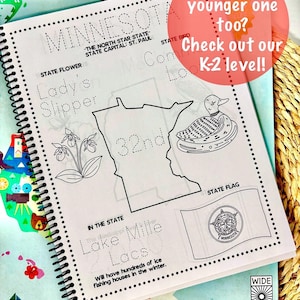 Puede incluir: Un cuaderno de actividades con espiral que presenta un contorno en blanco y negro del estado de Minnesota. El libro incluye la flor, el p&aacute;jaro y la bandera del estado, as&iacute; como un mapa. El texto en la portada dice "MINNESOTA" y "Have a younger one too? Check out our K-2 level!"