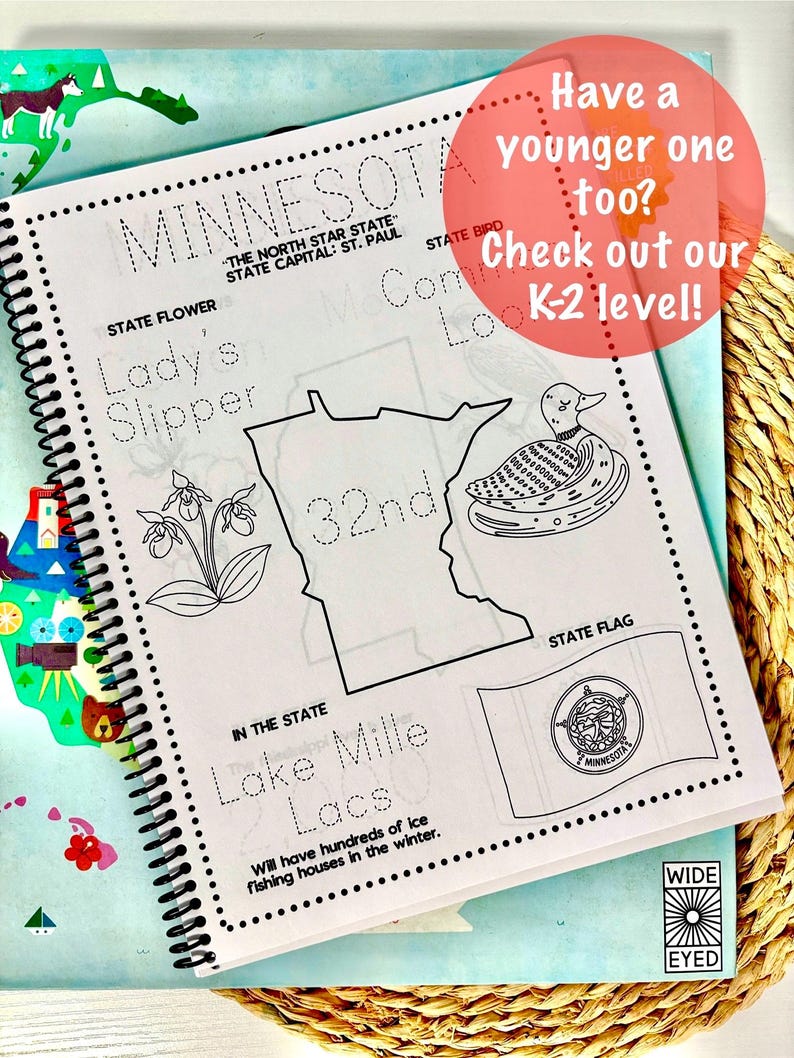 Puede incluir: Un cuaderno de actividades con espiral que presenta un contorno en blanco y negro del estado de Minnesota. El libro incluye la flor, el p&aacute;jaro y la bandera del estado, as&iacute; como un mapa. El texto en la portada dice "MINNESOTA" y "Have a younger one too? Check out our K-2 level!"
